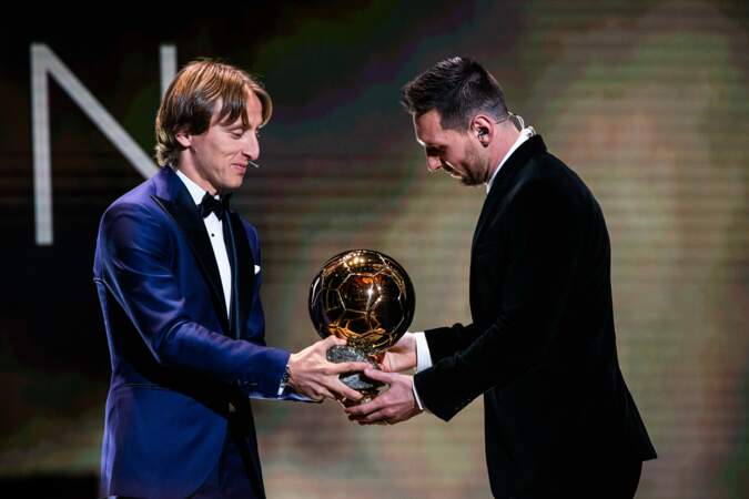 C'est Luka Modric, ancien lauréat qui lui remet le trophée