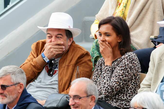 A Roland Garros, Stéphane Plaza et Karine Lemarchand pouffent de rire... mais en silence!

