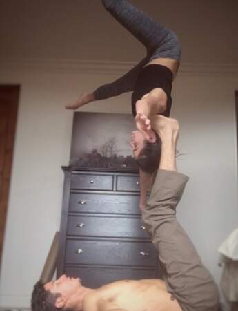 Le couple aime faire des positions de yoga improbables