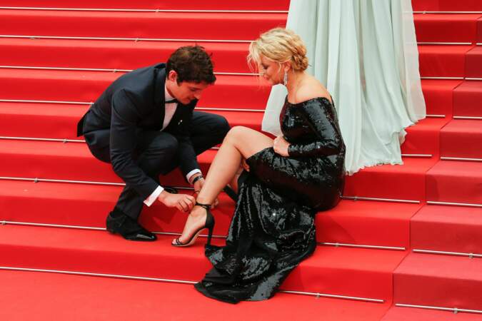 Virginie Efira et son prince Niels Schneider sur le tapis rouge à Cannes