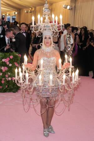 Katy Perry en chandelier, attention les yeux !