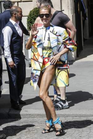 Celine Dion ose tout.. même le body dans les rues de Paris
