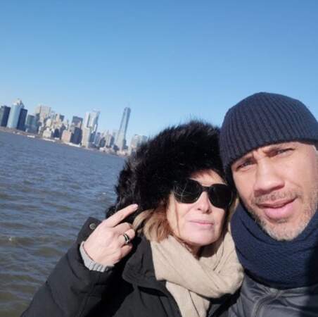 Selfie en couple pour Valérie Trierweiler et son conjoint Romain Magellan à New York. 
