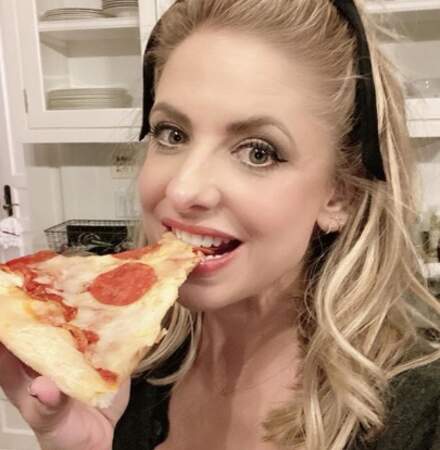 Bon, on vous laisse : Sarah Michelle Gellar est en train de manger toute notre pizza !