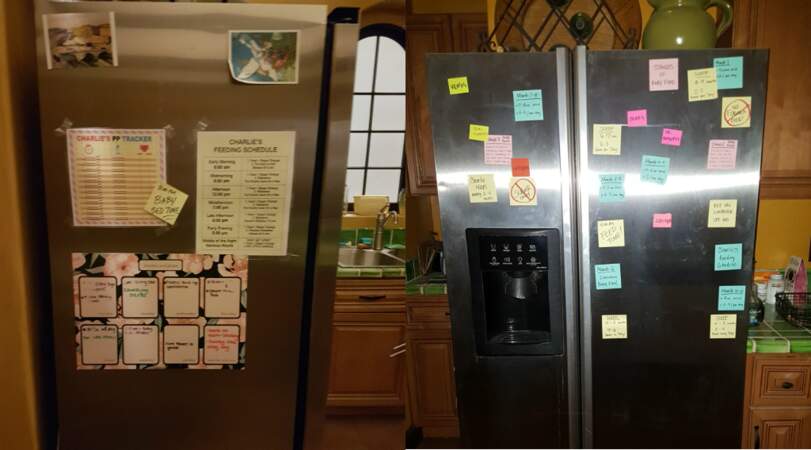D'ailleurs, elle note toutes les infos importantes pour son enfant sur son réfrigérateur