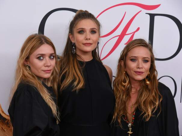 Elizabeth entourée de ses soeurs Mary-Kate et Ashley Olsen