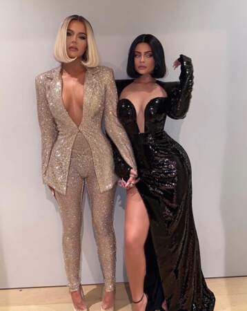 On vous laisse avec plein de clichés sexy : Khloé Kardashian et Kylie Jenner tout en paillettes.