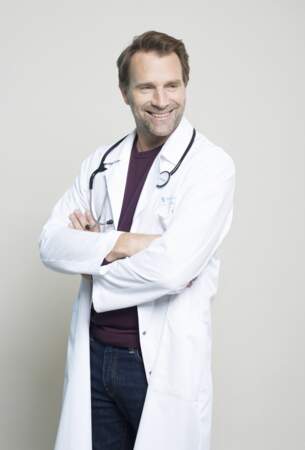 Le docteur Costa Antonakis (Thomas Jouannet) a fait succomber Nina dans la série du même nom