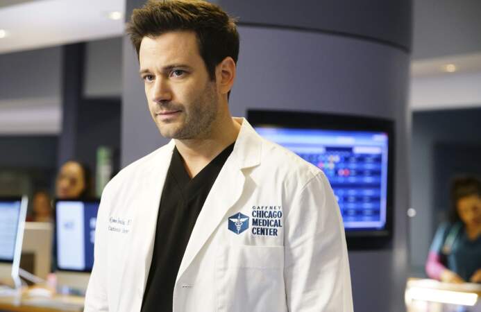 Le charmant Connor Rhode (Colin Donnell) officie comme chirurgien cardiothoracique dans Chicago Med. De quoi réparer des coeurs sur la table d'opération, et en briser quelques uns dans les couloirs de l'hôpital.