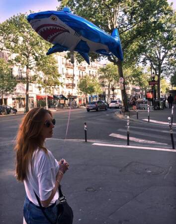 Elle adore passer du temps à flâner dans les rues de Paris...