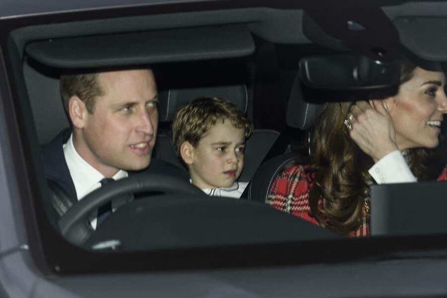 Le prince George et ses parents Kate et William quittent le palais de Buckingham