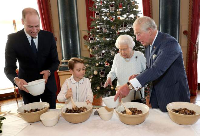 Le prince George prépare des puddings de Noël avec William, Charles et Elizabeth II 