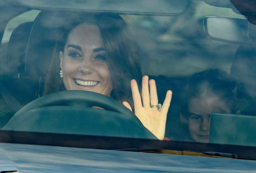 Kate Middleton se rend avec la princesse Charlotte au déjeuner de Noël de la reine dans une seconde voiture