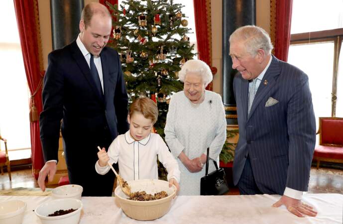 Le prince George aux côtés du prince William, du prince Charles et de la reine Elizabeth II à Buckingham Palace le 18 décembre 2018