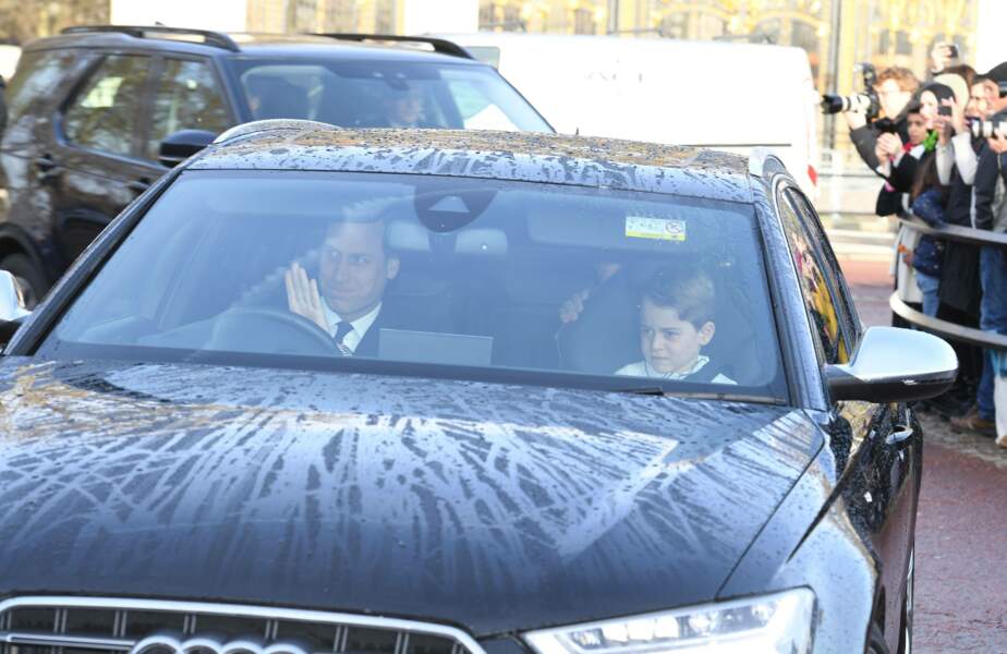 Le prince William et le prince George en route pour le palais de Buckingham pour le déjeuner de Noël d'Elizabeth II
