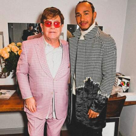 Célèbre au delà du monde de la F1, il rencontre de nombreuses personnalités comme ici Elton John
