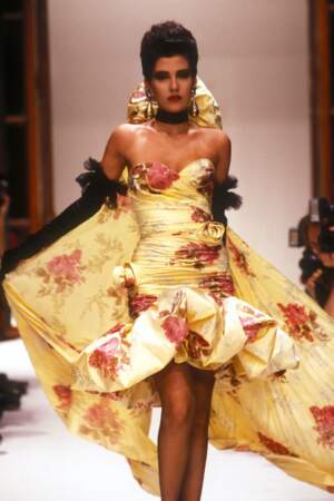 Cristina Cordula dans une sublime robe à fleurs lors d'un défilé en 1987 toujours pour Ungaro