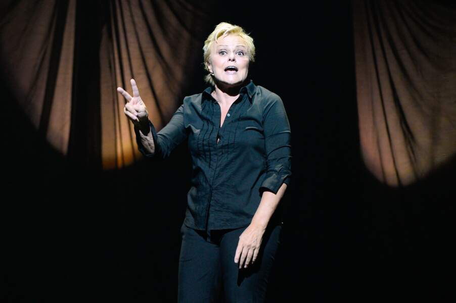 Muriel Robin , dans son show "Robin revient Tsoin-Tsoin à Paris (2013 )