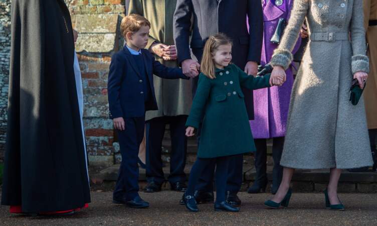 Le prince George et la princesse Charlotte à la sortie de l'église