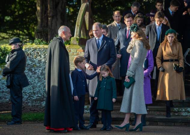 Le duc et la duchesse de Cambridge en pleine discussion avec le révérend à la sortie de la messe de Noël