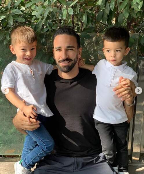 Adil Rami est le papa de Zayn et Madi, des jumeaux âgés de 3 ans, fruits des ses amours passées avec le mannequin Sidonie Biémont