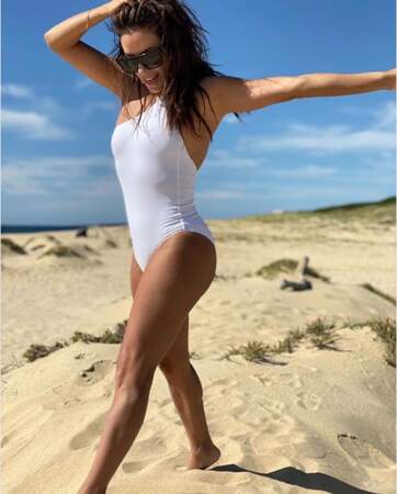 Eva Longoria se balade sur la plage