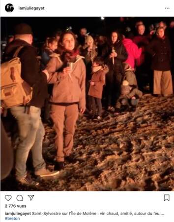 Julie Gayet a réveillonné avec des habitants de Molène devant le traditionnel feu de joie sur la plage 