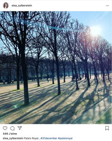 Balade aussi pour Elsa Zylberstein, mais sous les arbres du jardin du palais-Royal, à Paris