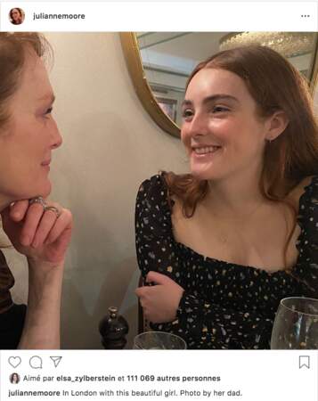 Julianne Moore est à Londres avec sa fille Liv, qui lui ressemble comme deux gouttes d'eau