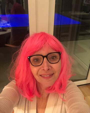Sous sa perruque rose, Lisa Kudrow vous souhaite une belle année