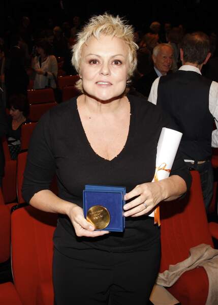 Muriel Robin remporte le Grand prix de l'humour par  la Sacem en 2008.
