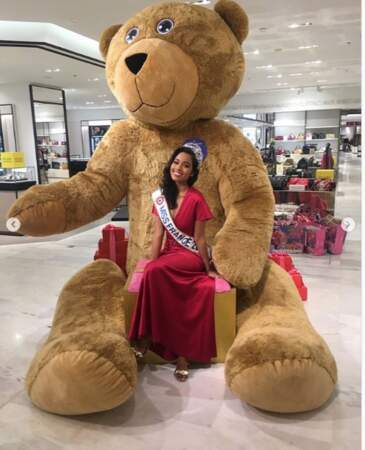 Plus de WTF : Miss France a fait un câlin à un ours géant 