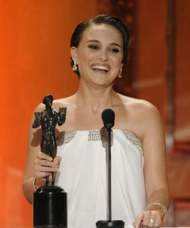 2011 : consécration pour l'actrice interprétant une danseuse étoile, sacrée meilleure actrice dans un premier rôle à l'occasion de la 17è cérémonie des Screen Actors Guild Awards à Los Angeles