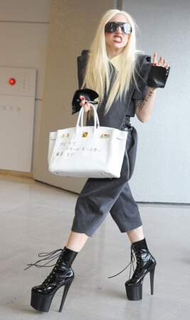 Inspirée par le Japon la chanteuse porte un sac Hermès dédicacé en japonais.