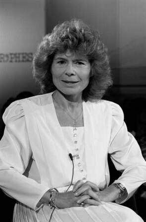 En mai 1985, elle est invitée à l'émission littéraire Apostrophes pour son premier ouvrage Dites-donc !, recueil de ses billets quotidiens du Monde.