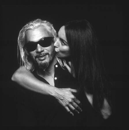 2003. Florent Pagny, en dreadlocks blond décoloré, pose avec sa femme Azucena pour une campagne de pub, l'année de sa "Liberté de penser".