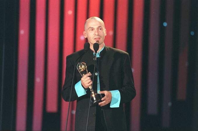 1997. Lors de World Music Awards, Florent, crâne chauve et petite barbichette, remporte le trophée de l'artiste ayant vendu le plus de disques dans le monde grâce à son album "Savoir Aimer".