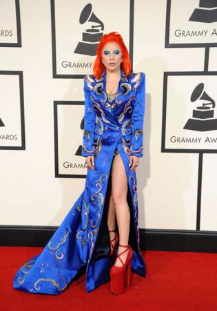 Lady Gaga au 58ème Grammy Awards dans une tenue de Marc Jacobs en hommage à l'illustre David Bowie