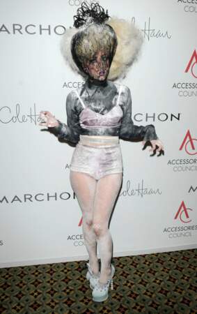 Arrivée remarquée aux Ace Awards en 2009, vêtue d'un soutien-gorge et d'une culotte Marc Jacobs