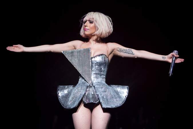 En 2009, Lady Gaga est déjà considérée comme la nouvelle princesse de la pop. Ici en mini-robe noire sculpturale inspiration boule de disco.