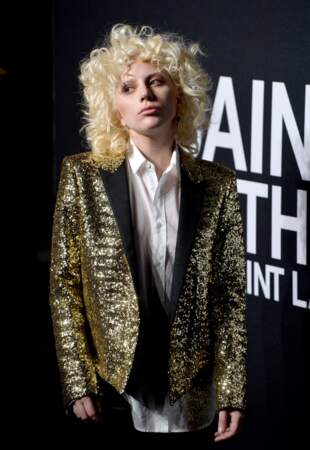Nouvelle coupe et veste dorée look années 80, Lady Gaga impressionne la galerie au défilé Yves Saint Laurent 