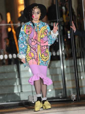 Hommage à Boy George ou à Picasso ... Chaque tenue de Lady Gaga est énigmatique ! 