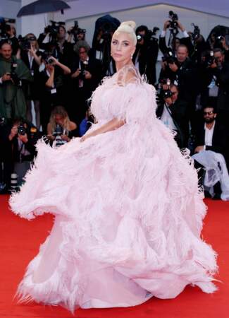 Lors de la première de "A star is born" au Festival de Venise Lady Gaga, magnifique en robe plumes roses de  Valentino 