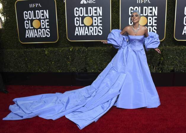 Cette robe portée le soir des Golden Globe Awards 2019 est une création de Valentino. Lady Gaga la porte à merveille accompagnée d'un collier de diamants signé Tiffany & Co