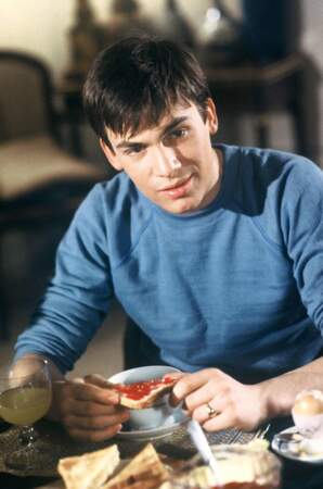 1981. Florent a 20 ans quand il débute comme acteur dans la série "Marion". Ses délires capillaire ne se fait pas encore sentir.