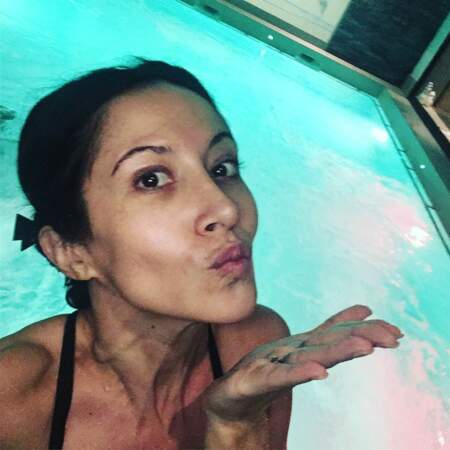 … ou au bord de la piscine, Fabienne Carat pense toujours à ses fans