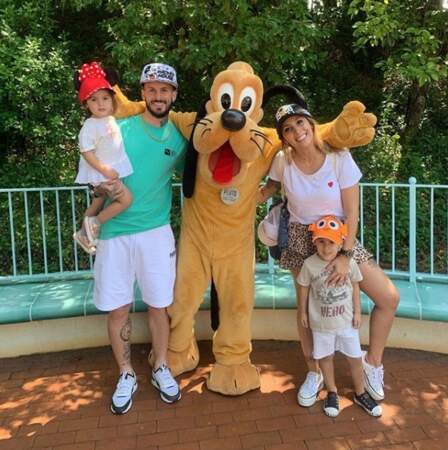 La petite famille au complet au parc d'attraction... avec Pluto !