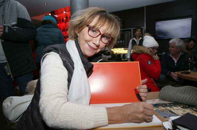 Marie-Anne Chazel en train de signer le livre : "Les Bronzés, la véritable histoire"