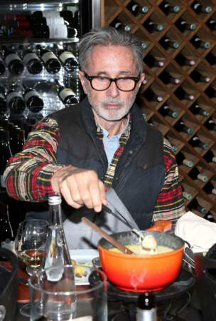Thierry Lhermitte appréciant une fondue savoyarde