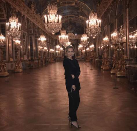 De sa vie professionnelle, on découvre les lieux de prestige qu'elle a pénétré pour des interviews, comme le château de Versailles…